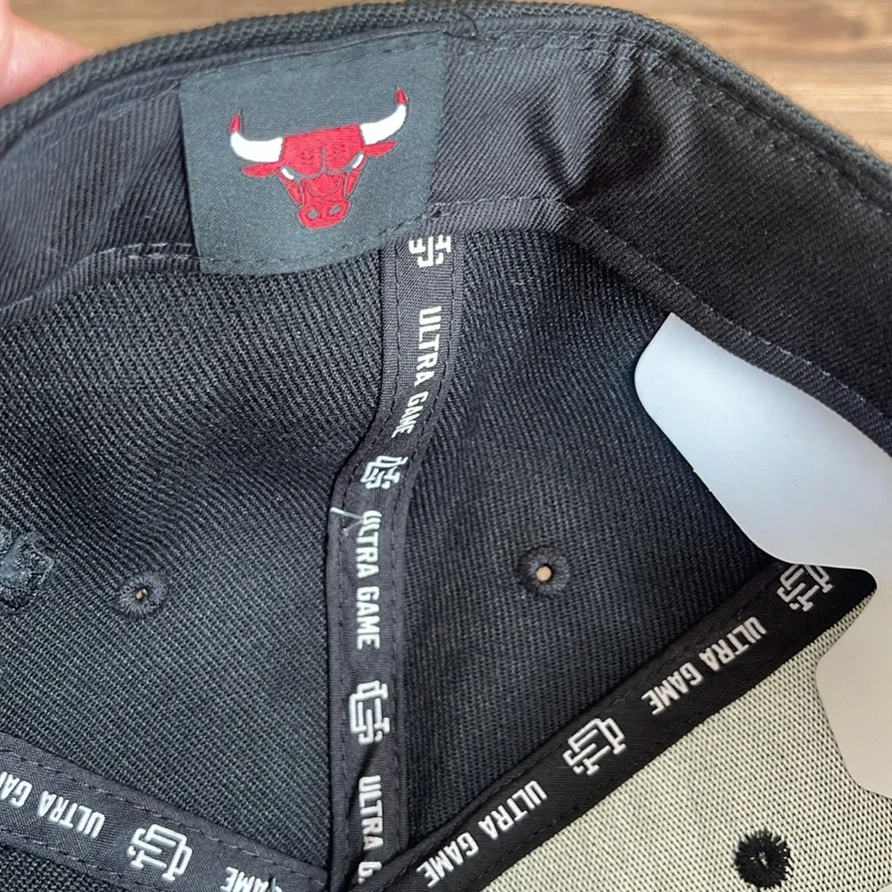 NWT NBA ULTRA GAME CHICAGO BULLS SILVER PATCH BLACK FLAT BRIM HAT CAP RARE!